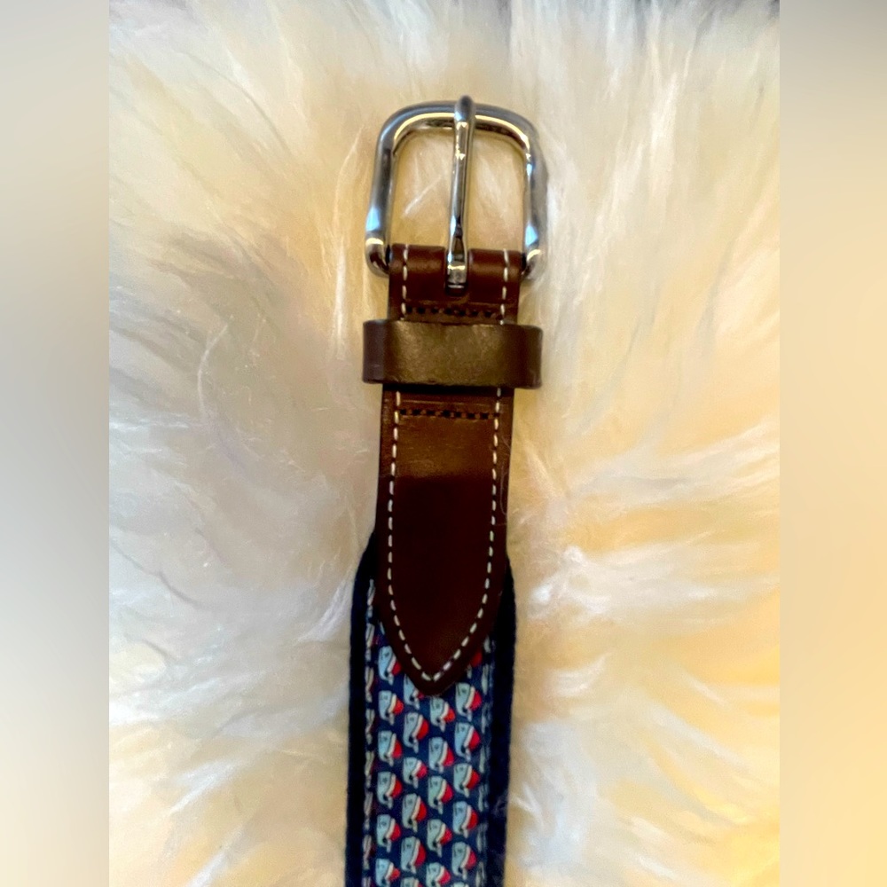 Vineyard Vines Christmas Belt Boys size 26. Whales with Santa Hats